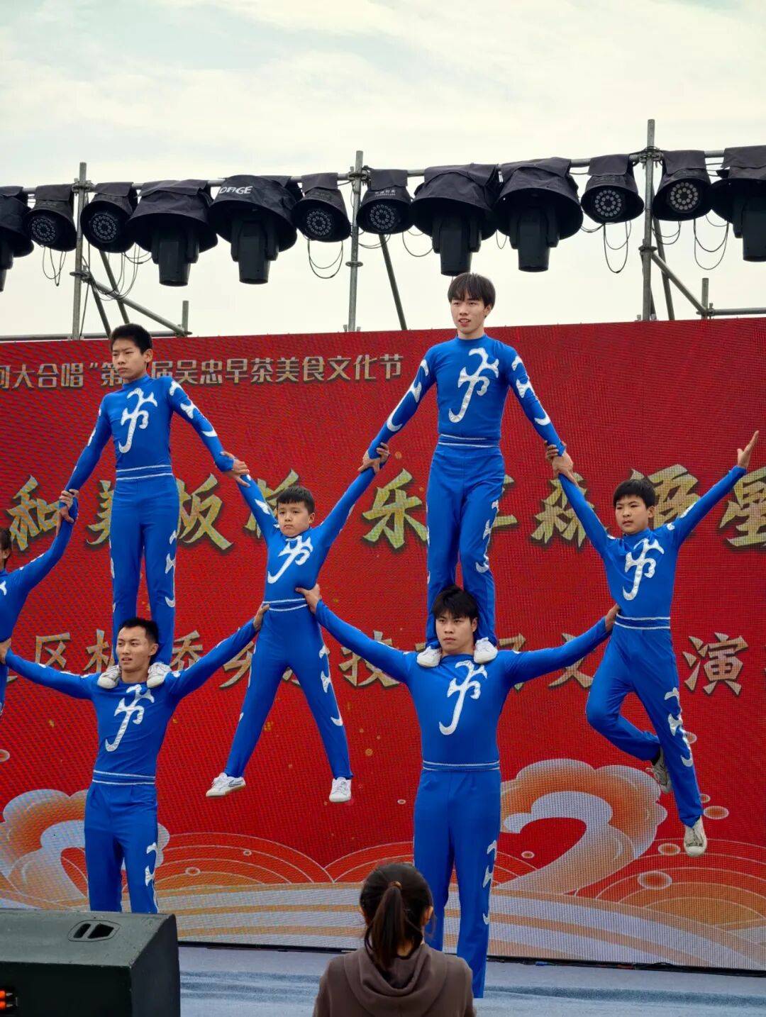 埃因霍温训练开放日，赛前外线爆发引欢呼，国王杯在即，训练强度明显提升的简单介绍