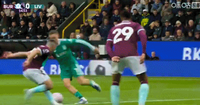 包含赛地聚焦——英超清晨热度飙升，巴塞罗那绝杀压哨，球迷炸锅，身体对抗强度拉满的词条